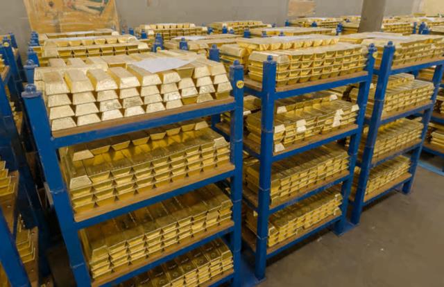 Các thỏi vàng được xếp thành hàng trên các kệ màu xanh. Mỗi thỏi nặng khoảng 12kg, có giá 500.000 đôla, nhiều hơn giá mua một ngôi nhà ở bên Anh. Các thỏi vàng có chút khác biệt nhẹ với nhau tùy vào nơi sản xuất. Một số thỏi có cạnh dốc xuống để dễ lấy, một vài thỏi khác lại trông giống như một ổ bánh mì. Các thỏi vàng được xếp thành hàng trên các kệ màu xanh. Mỗi thỏi nặng khoảng 12kg, có giá 500.000 đôla, nhiều hơn giá mua một ngôi nhà ở bên Anh. Các thỏi vàng có chút khác biệt nhẹ với nhau tùy vào nơi sản xuất. Một số thỏi có cạnh dốc xuống để dễ lấy, một vài thỏi khác lại trông giống như một ổ bánh mì.